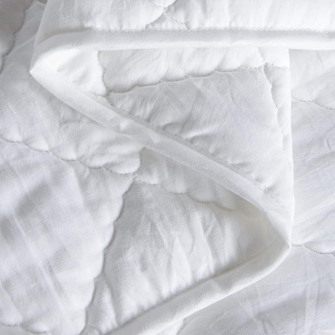 BEDSUM 100% Brushed Microfiber Down Alternative Toddler Comforter, Ultra Soft Lightweight and Warm Breathable Crib Quilted Blanket for Nursery Stroller Bed, 43x60 Inches, White