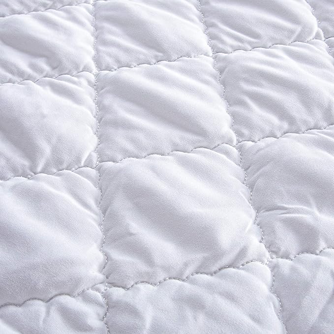FLXXIE Machine Washable Microfiber Down Alternative Toddler Comforter, Super Soft and Lightweight Kids Crib Quilted Blanket for Stroller, Travel, 39x47 Inches, White